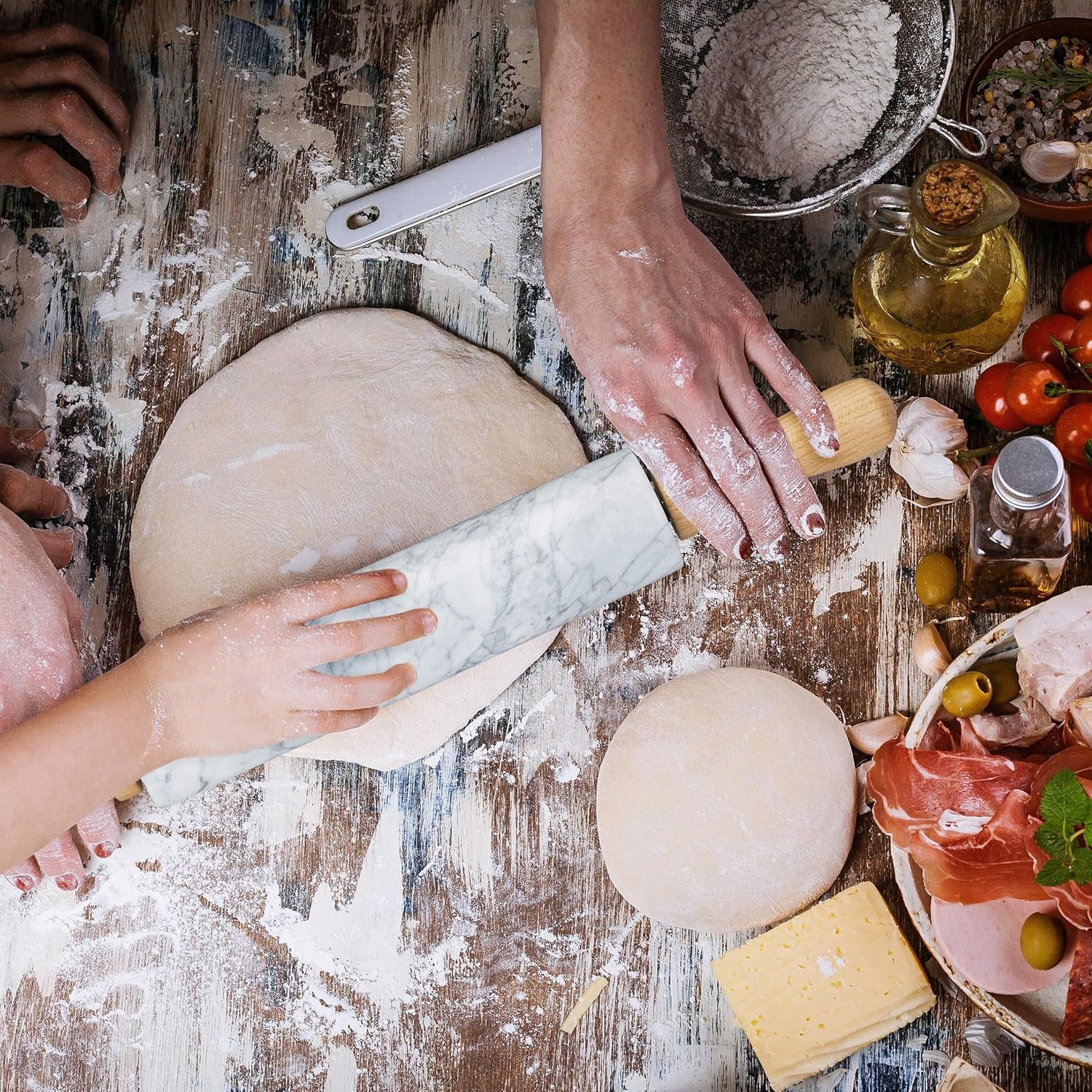 Relaxdays Nudelholz Marmor, Griffe aus Holz, Teigroller zum Kochen & Backen, mit Ablage, 48 cm, schwere Backrolle, weiß