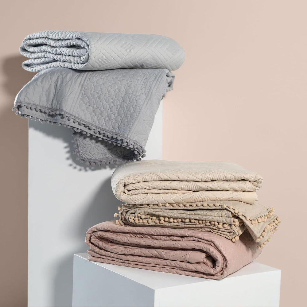 Ameliahome ágytakaró pomponokkal 220X240 cm Kétoldalas ágytakaró Ultrahangos foltvarró poliészter Meadore szürke ágyak és takarók Besuche den AmeliaHome-Store