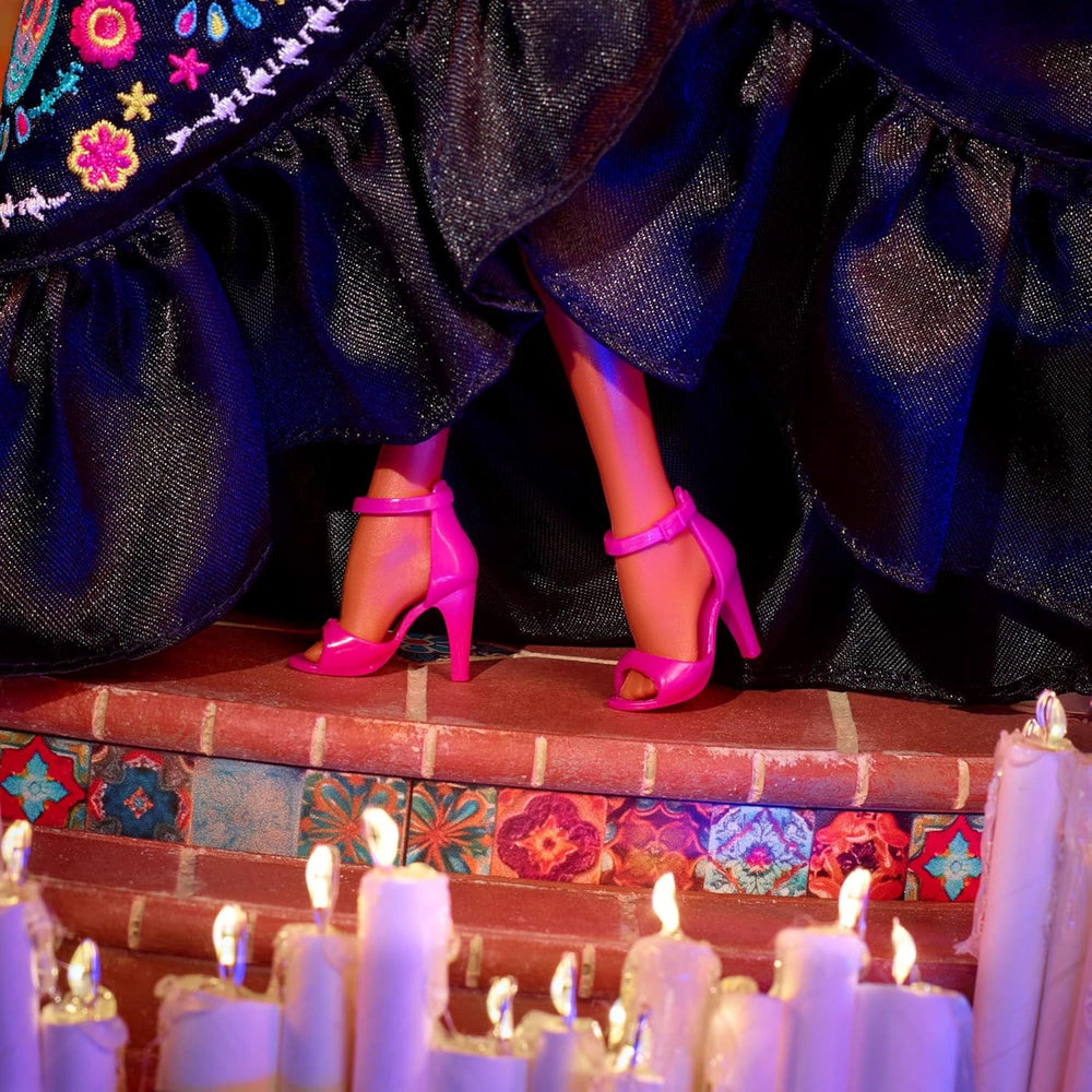 Păpușa Barbie Signature, figurină de colecție Día De Muertos 2024 cu rochie neagră și top albastru cu volane, imprimeu brodat și accesorii colorate, HRM72