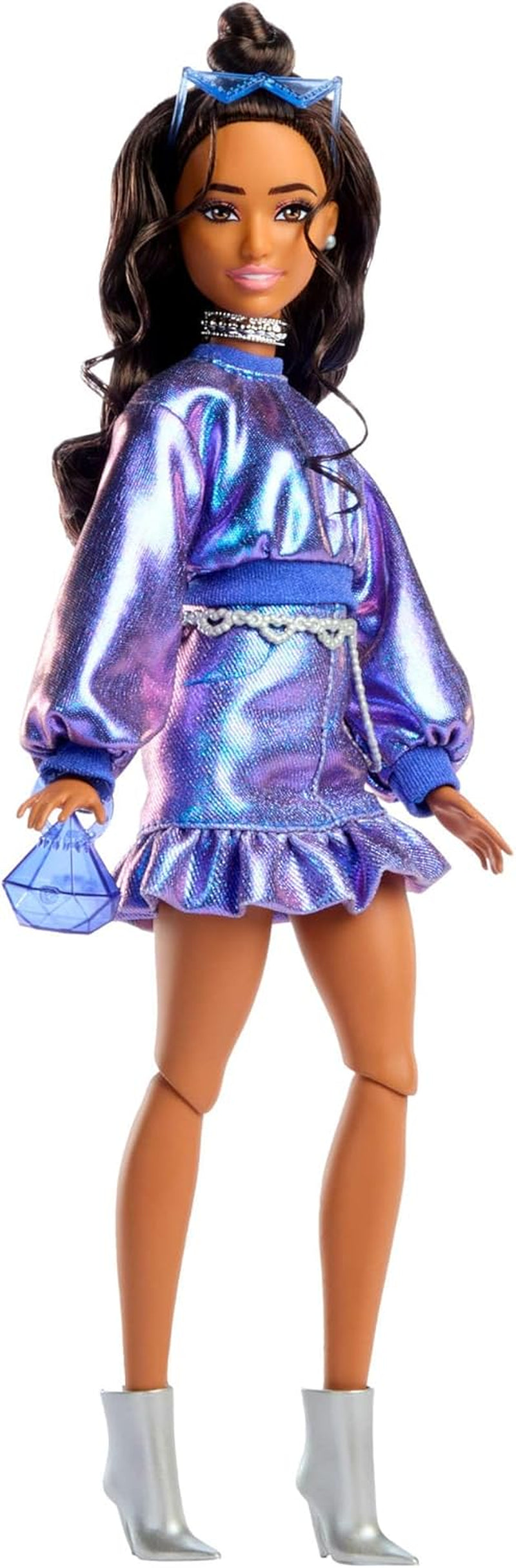 Barbie Deluxe Style-Puppe #7 mit blauem Metallic-Top und Rock, welligen braunen Haaren und Accessoires wie Silberschmuck, Kristall-Handtasche und Sonnenbrille, JFP42
