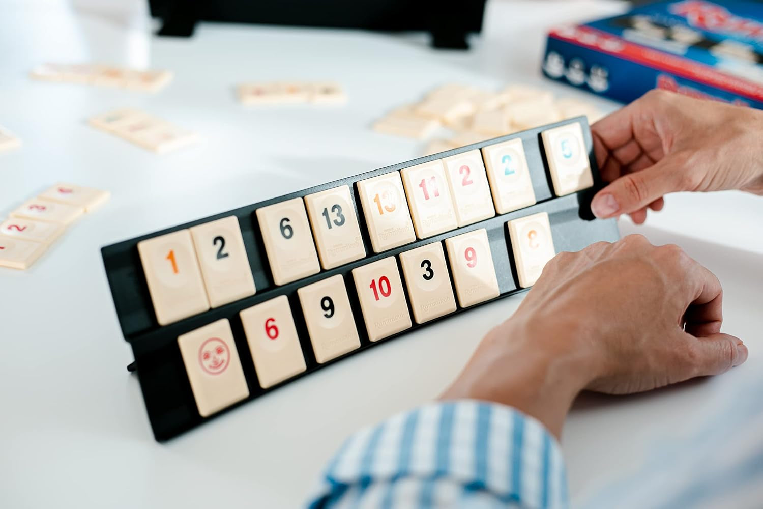 Jumbo Spiele Original Rummikub Classic - der Spieleklassiker unter den Gesellschaftsspielen - für Erwachsene und Kinder ab 7 Jahren JUM17571 Többszínű 2,7 x 3,7 cm