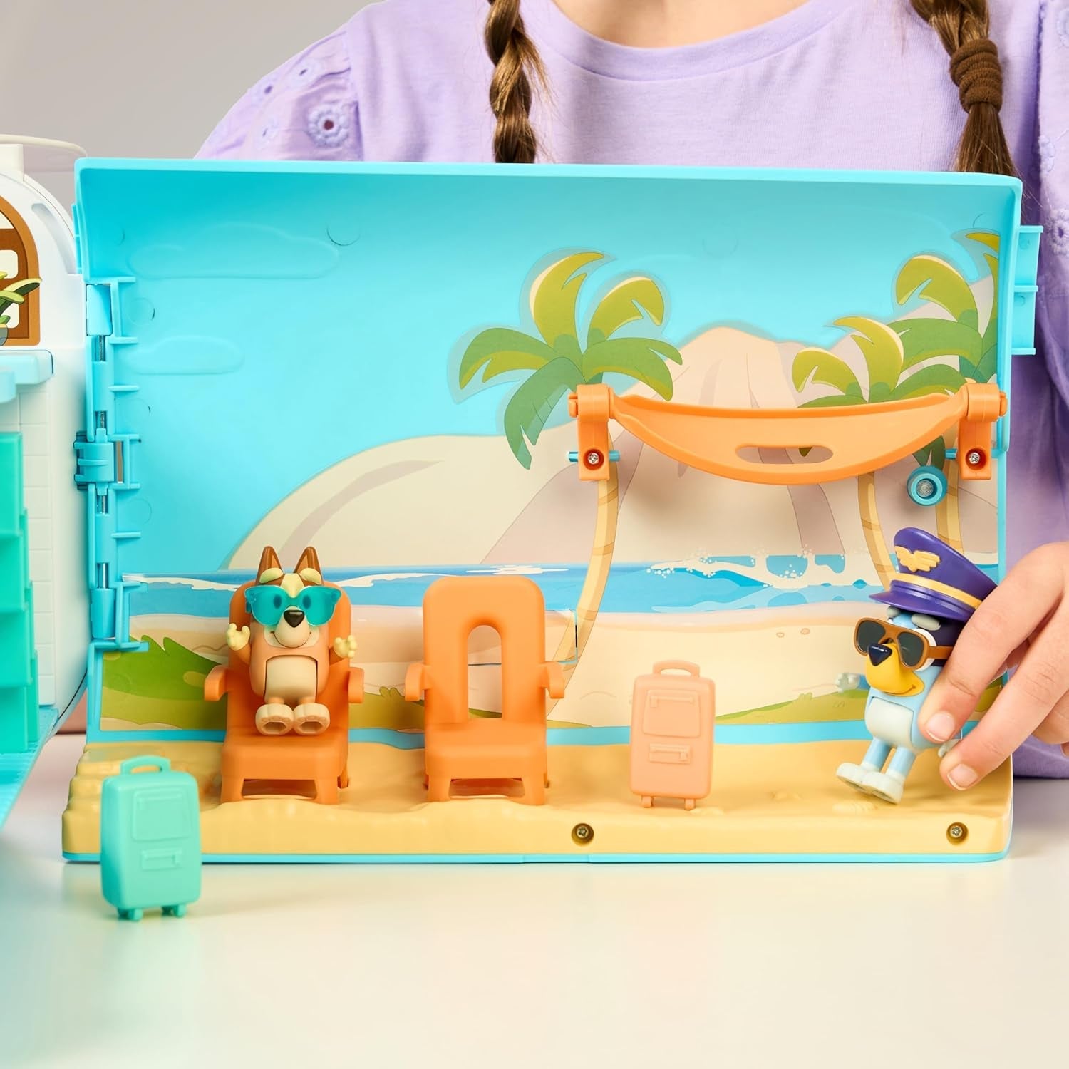 BlueY 3-in-1 Flugzeug-Spielset zum Ausklappen; Verwandlung von Flugzeug in Hotelresort & Boot! 70 cm breites Urlaubsresort-Spielset; 25+ Geräusche; 15 Spielzeugteile; 2 Exklusive Figuren Bingo