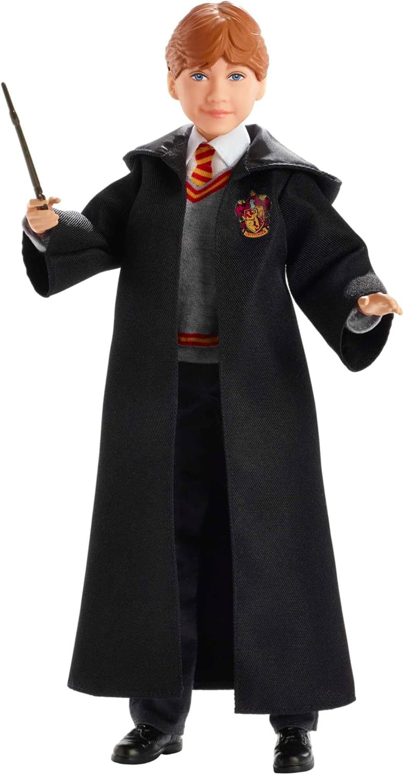 Mattel Harry Potter – Ron Weasley Sammlerpuppe (kb. 26 cm) Roxfort-egyenruhával, Griffendél-köntössel és Zauberstabval, Spielzeug ab 6 Jahren FYM52