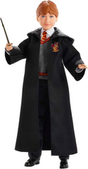 Mattel Harry Potter – Ron Weasley Sammlerpuppe (kb. 26 cm) Roxfort-egyenruhával, Griffendél-köntössel és Zauberstabval, Spielzeug ab 6 Jahren FYM52