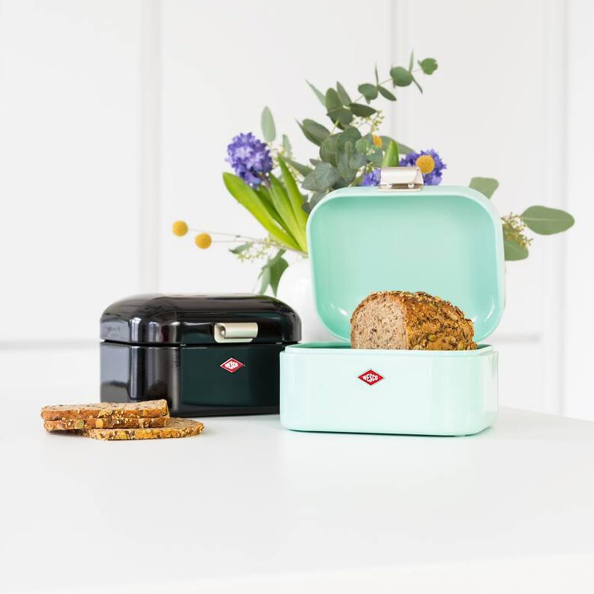 Coș pentru pâine Wesco Mini Grandy în culoarea roz, tablă de oțel acoperită cu pulbere, găuri de ventilație și mâner robust Cutii depozitare alimente Naty Shop