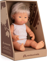 Miniland Dolls: europäische Babypuppe Junge, szőke, Down-szindrómás aus weichem vinyl, 38 cm, Unterwäschével bemutatva Geschenkboxban (31263)