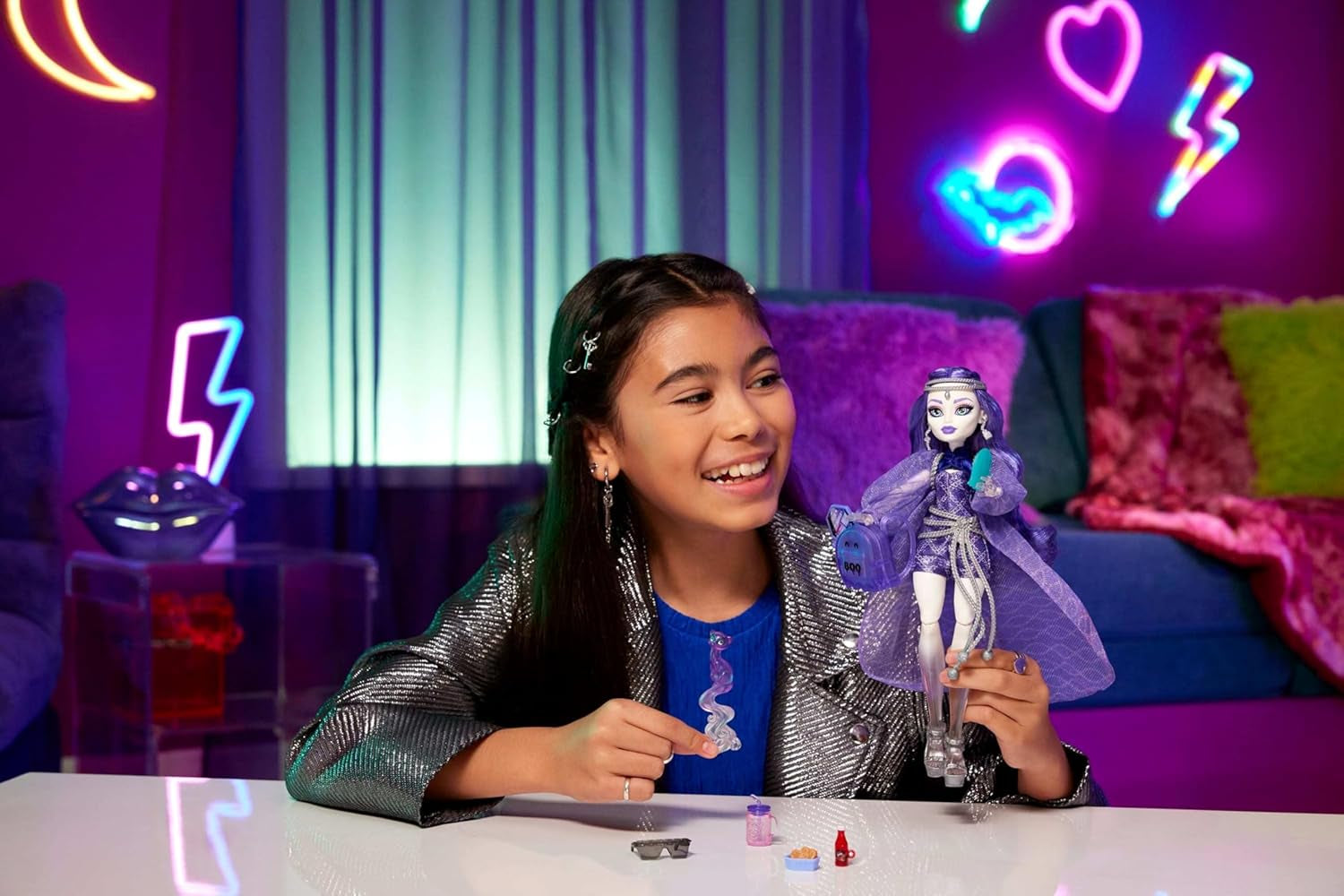 Păpușa Monster High Spectra Vondergeist cu dihorul Rhuen și accesorii precum rucsac, tabletă, gustări și multe altele, HXH77