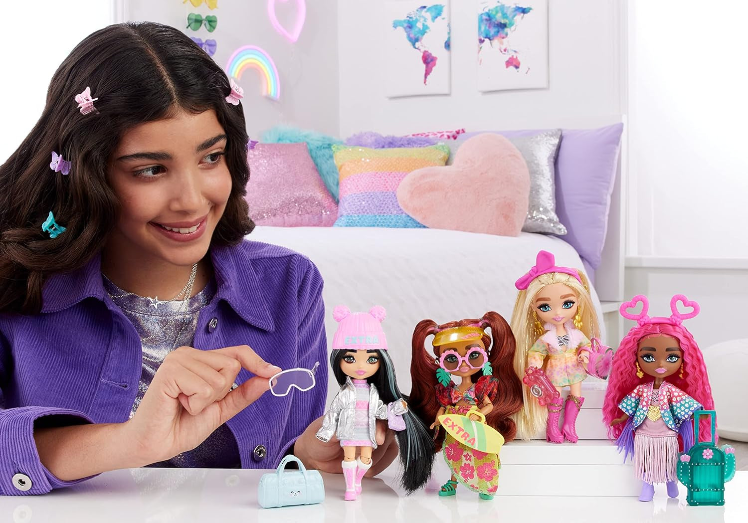 Barbie Extra Fly Reisepuppe - Mini Puppe mit Wüstenoutfit, glitzerndem Cape und Kaktus-Koffer, bewegliche Ellbogen und Knie für modebewussten Spielspaß, für Kinder ab 3 Jahren, HPB19