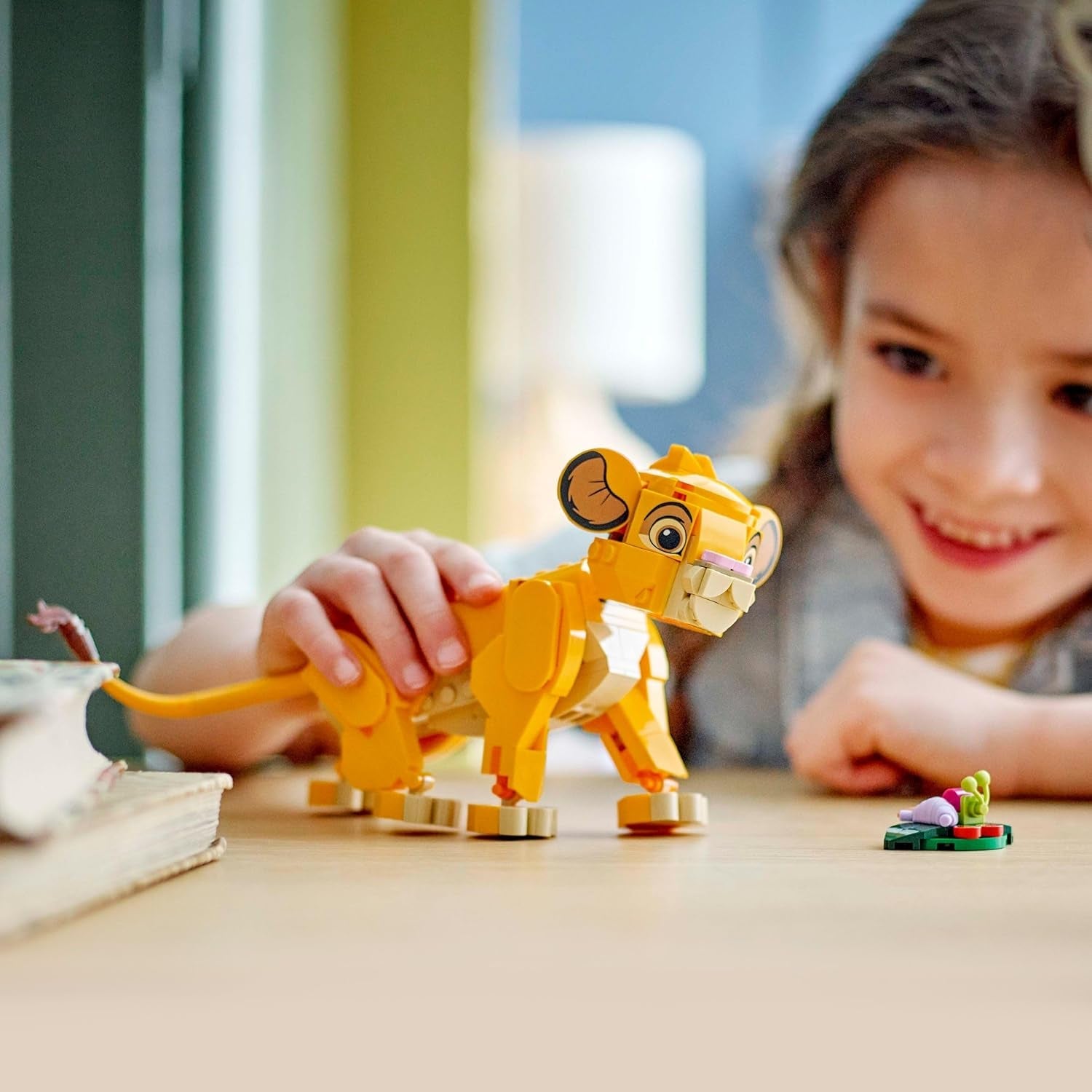LEGO ǀ Disney Simba, das Löwenjunge des Königs, Bauspielzeug für Kinder, Fantasy-Spielset mit Löwenfigur, Coole Geschenkidee für Mädchen und Jungen ab 6 Jahren, Kinderspielzeug 43243