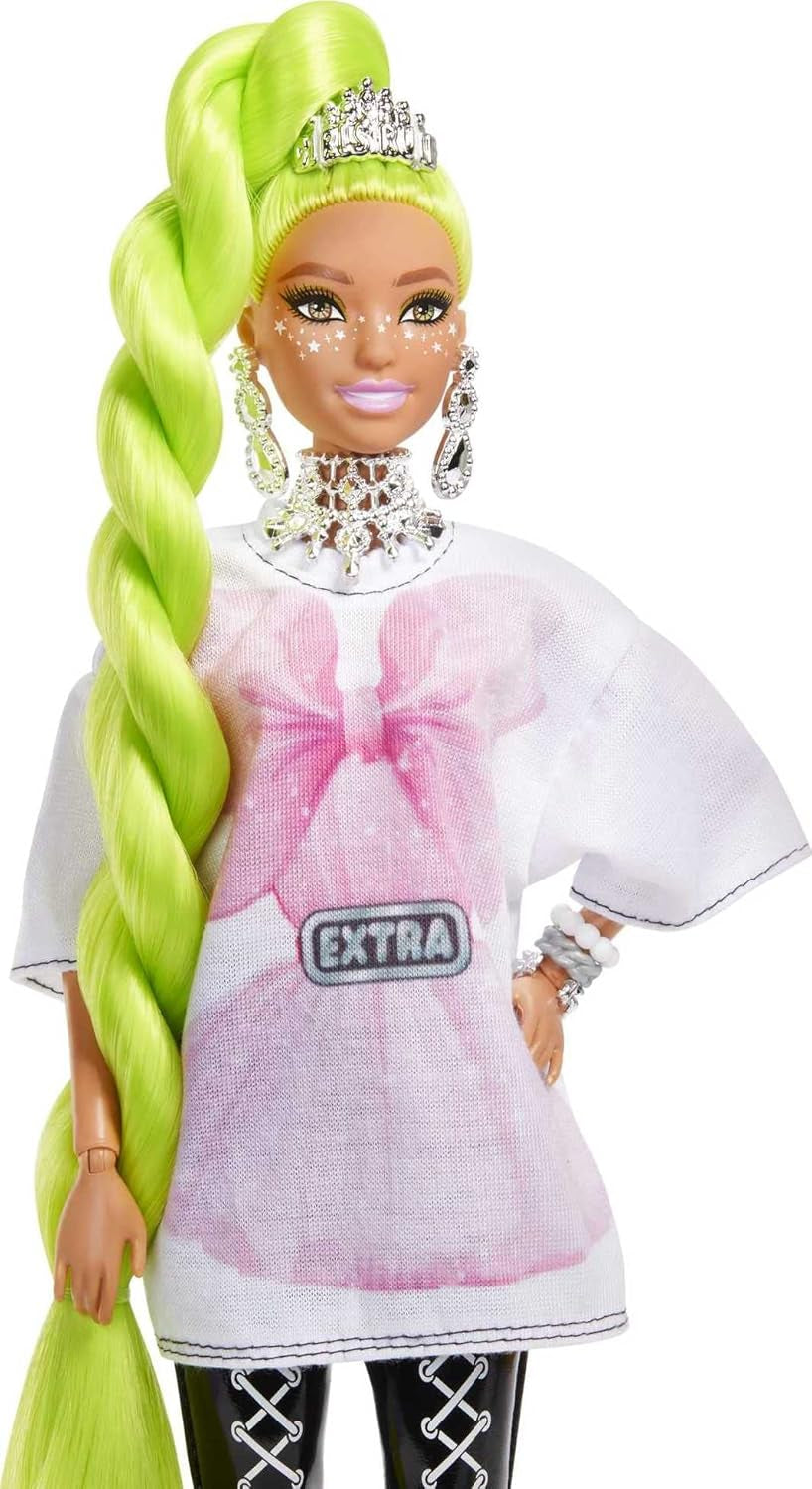 Barbie HDJ44 - Extra Puppe #11 in übergroßem T-Shirt & Leggings mit Haustier Papagei, extra langes neongrünes Haar & Zubehör, Flexible Gelenke, Spielzeug Geschenk für Kinder ab 3 Jahren