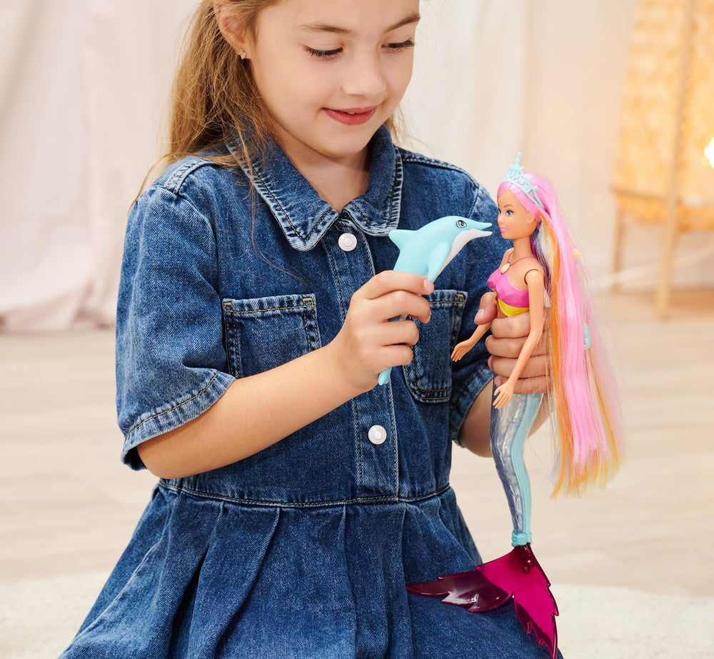 Simba Steffi Love Mermaizing – Păpușă sirenă cu funcție de lumină curcubeu, păr extra lung, figurină delfin și agrafe de păr, 39 cm înălțime, funcție Try-Me, vârste 3+