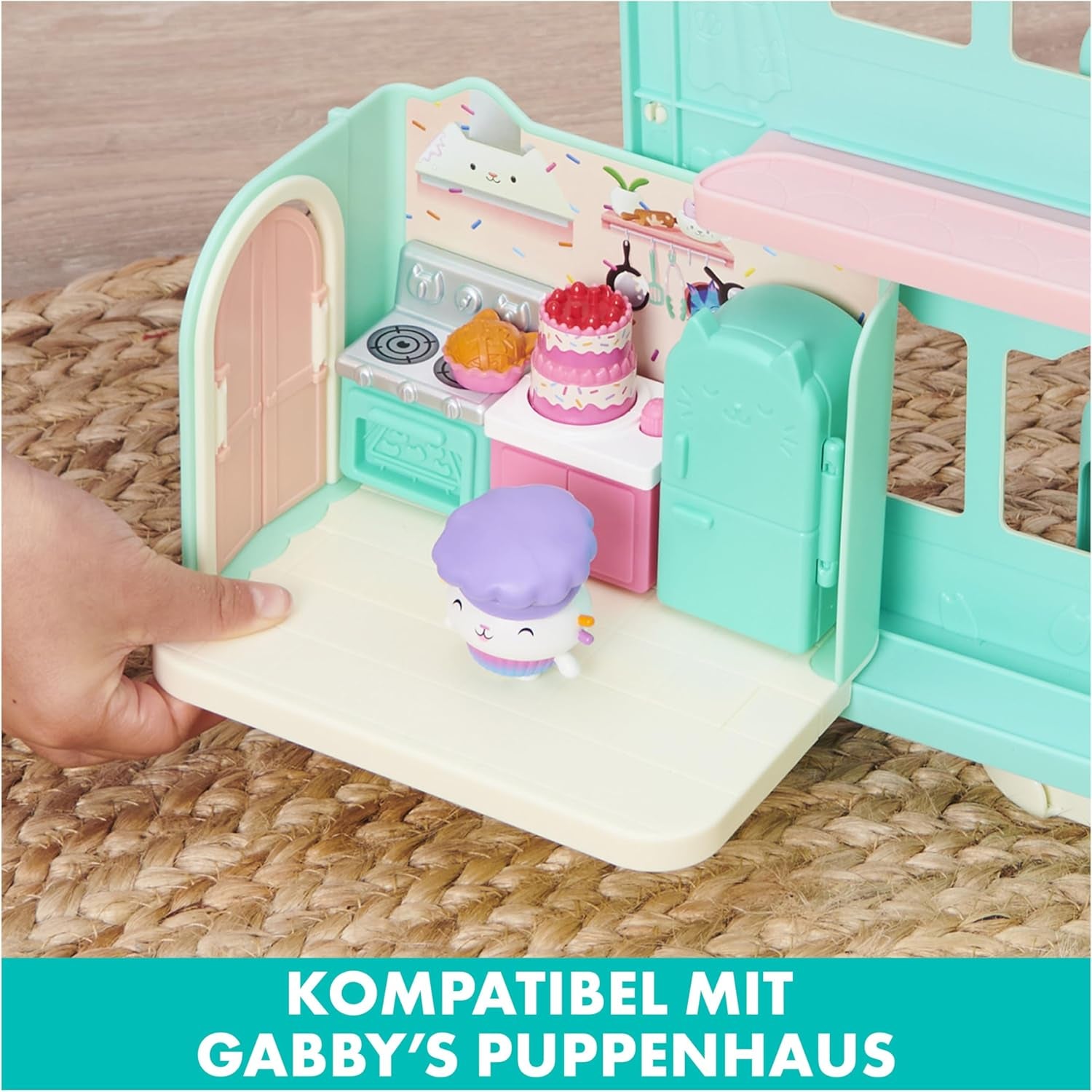 CASA DE PĂPȘI DREAMWORKS A LUI GABBY - Cameră Deluxe, Cofetărie cu Cakey, Bucătărie cu Kuchi (Română: Cakey), 3 piese de mobilier și 2 cutii surpriză cu accesorii, potrivită pentru copii cu vârsta de 3 ani și peste