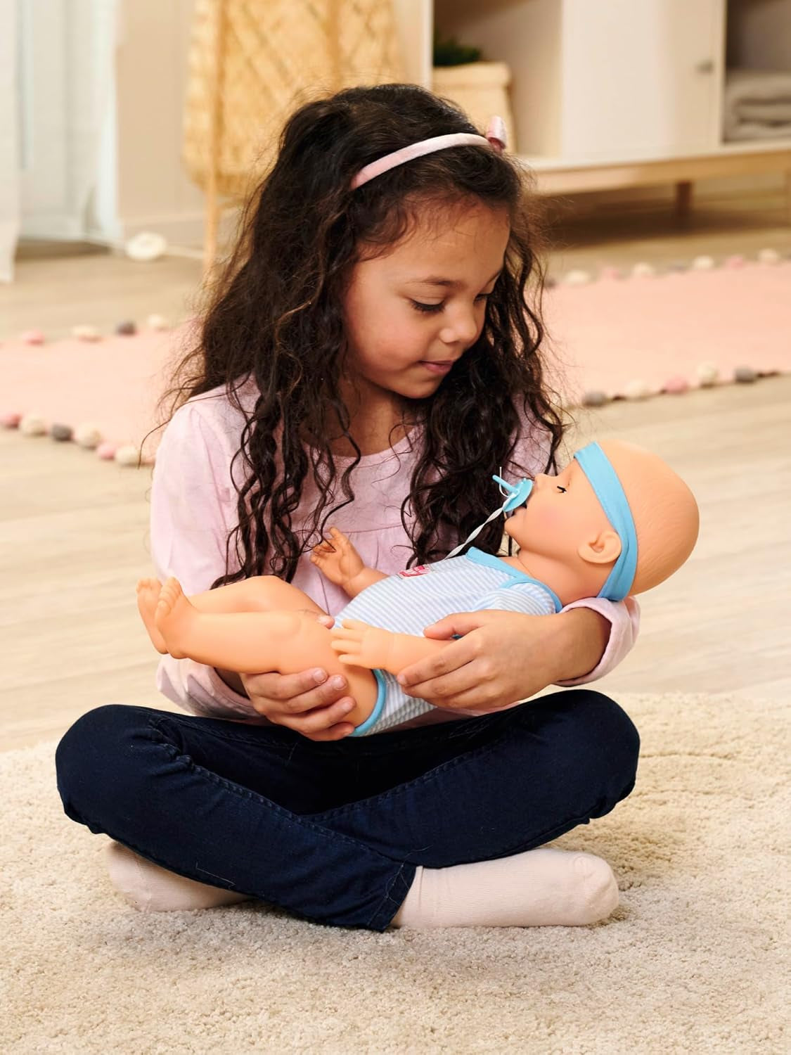 Simba 105030044 - Păpușă nou-născută - Băiat, Păpușă din vinil integral cu ochi adormiți, funcție de băut și ud și accesorii, 8 piese, 43 cm, Păpușă bebeluș, vârste 3+