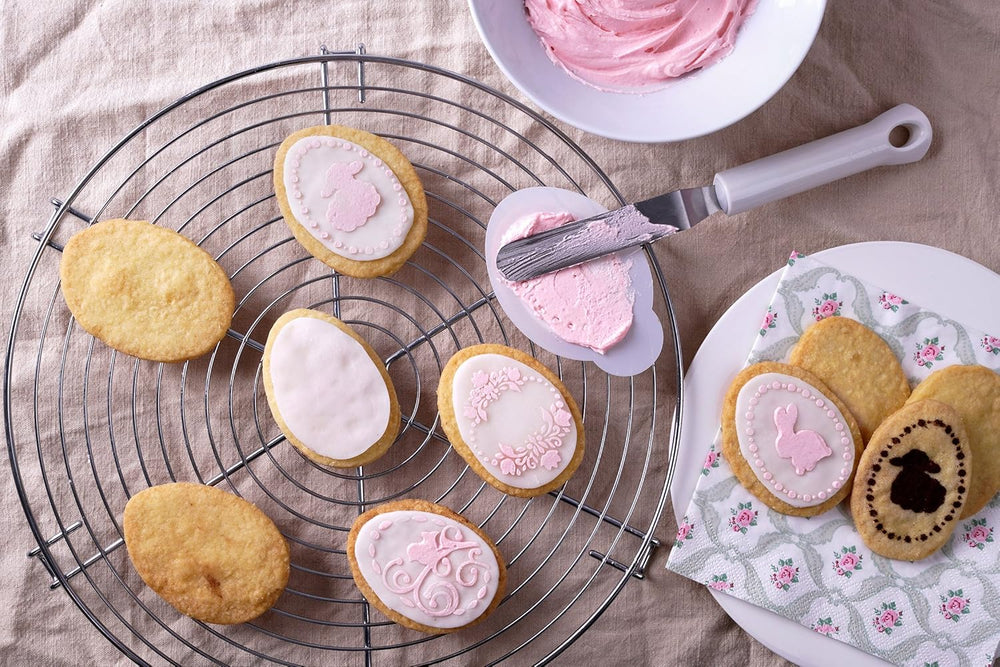 Dr. Oetker Ei-Ausstecher inkl. 4 Deco-Schablonen aus der Series "Goldiges Ostern", Keks- und Plätzchenform (Farbe: Silber, Weiß), Menge: 1 x 5er Set
