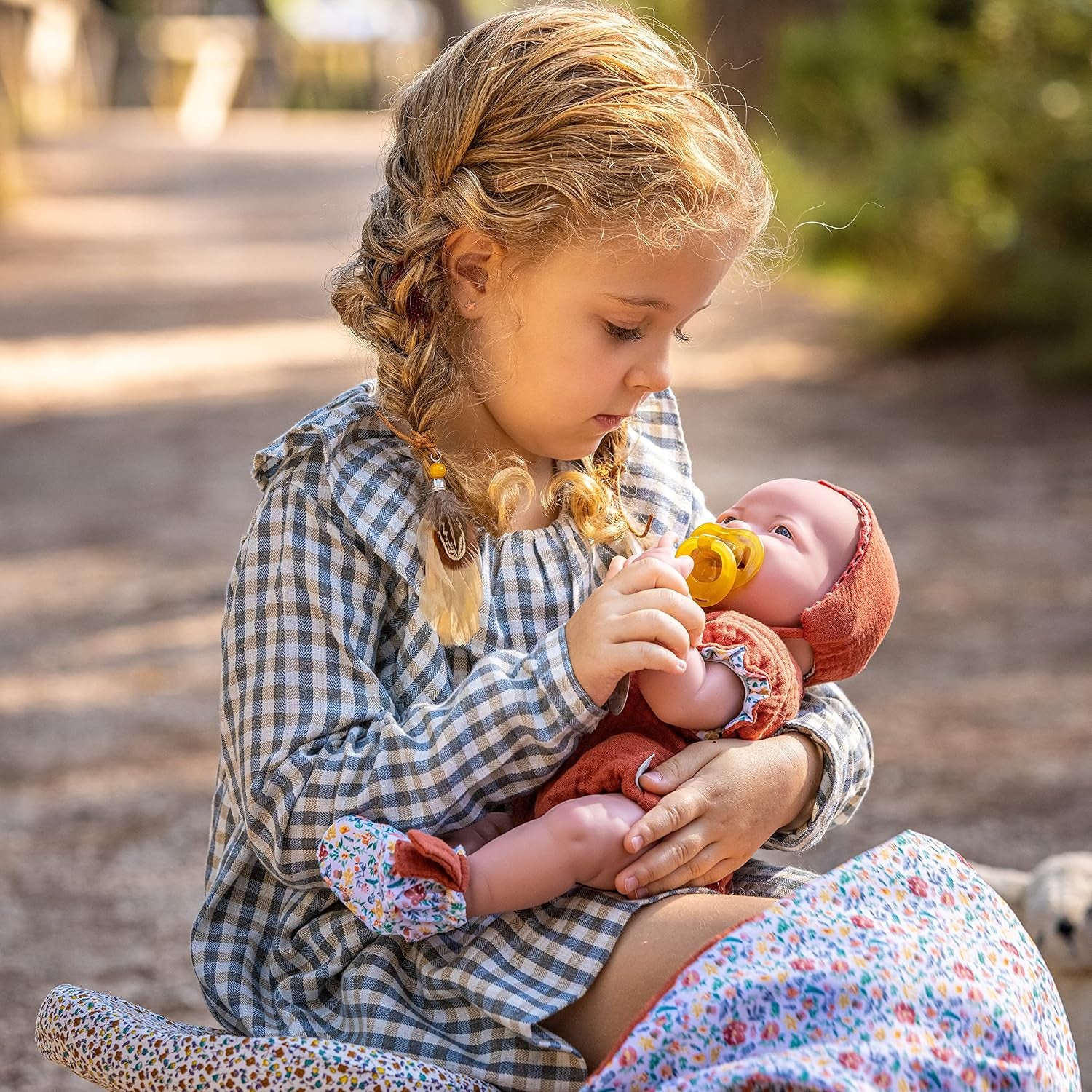 jc toys- Muñeca La Newborn recién nacida de 38 cm, de vinilo Suave, colección Nature, Con ropa floral, chupete y Peluche, niña, desinada en España por Berenguer, +2 años