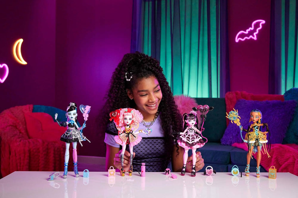 Monster High Scary Sweet Birthday-Puppe, Draculaura im rosa Partykleid mit themenbezogenem Zubehör wie Einladung, Luftballon, Geschenk, Fächer und mehr, JBG74