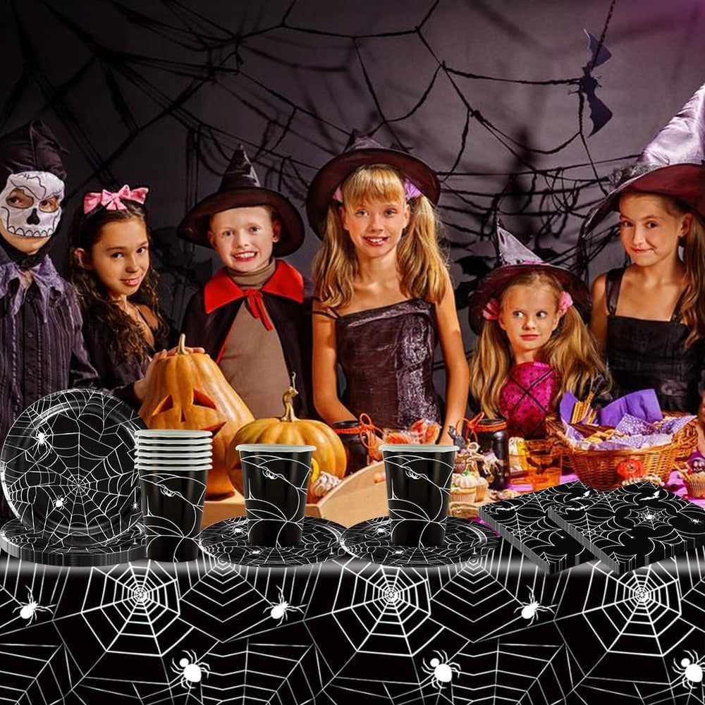Set de tacâmuri din hârtie cu păianjeni de Halloween, format din 49 de piese, inclusiv farfurii, șervețele, pahare și față de masă. Set de tacâmuri negre pentru petrecere, cu farfurii de desert, șervețele și pahare.