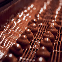 Csokoládé tejcsokis és mogyorós töltelékkel, 200g-os doboz