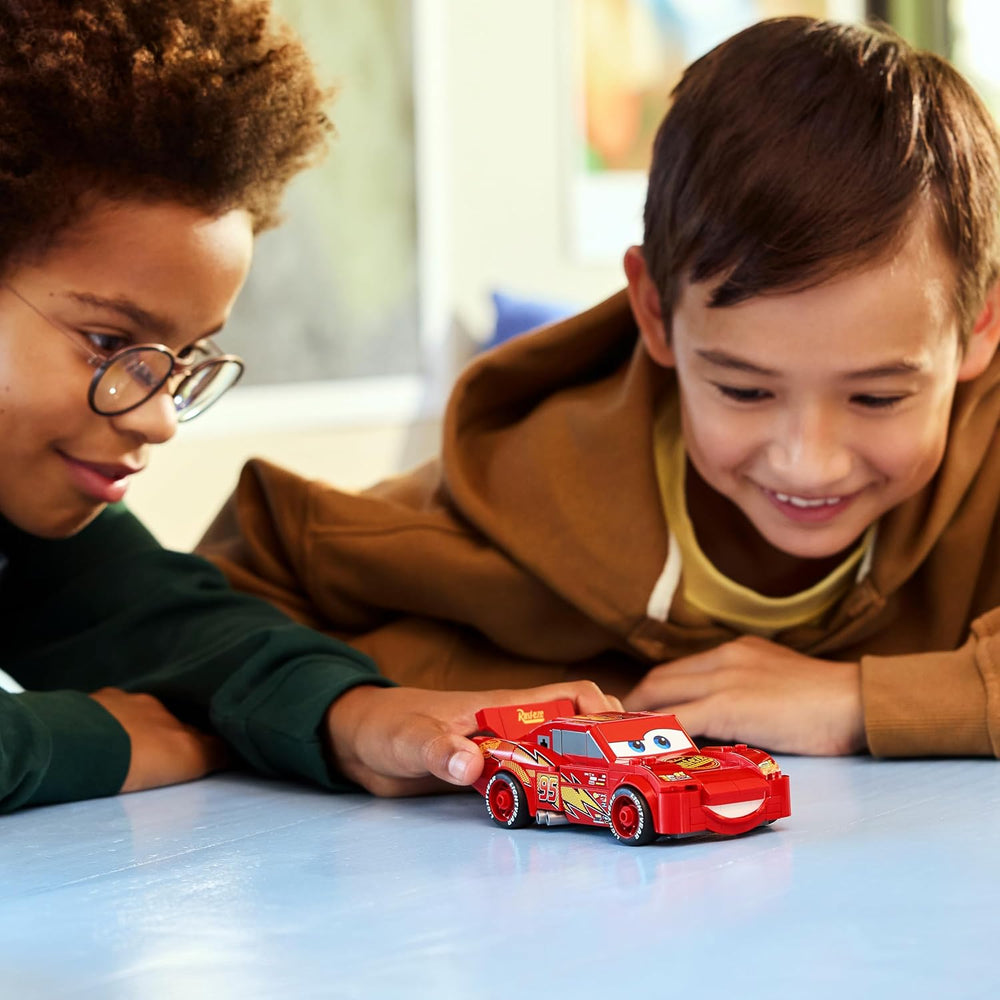 LEGO Speed ​​​​Champions | Lightning McQueen – Spielzeug zu Cars von Disney Pixar – DIY Deko für Kinderzimmer – Auto Spielset – Kreatives Geschenk für Mädchen, Jungen und Autofans ab 9 Jahren – 77255