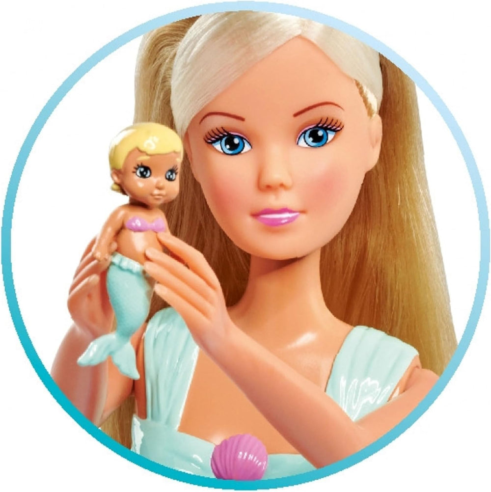 Simba 105733524 - Steffi Love Mermaid Family, Păpușă Sirenă Însărcinată cu Kevin în rolul de Sirenă, cu Pătuț pentru Bebeluși, Păpuși la Modă de 29 cm, Păpuși de Joacă, pentru Copii de la 3 Ani în sus