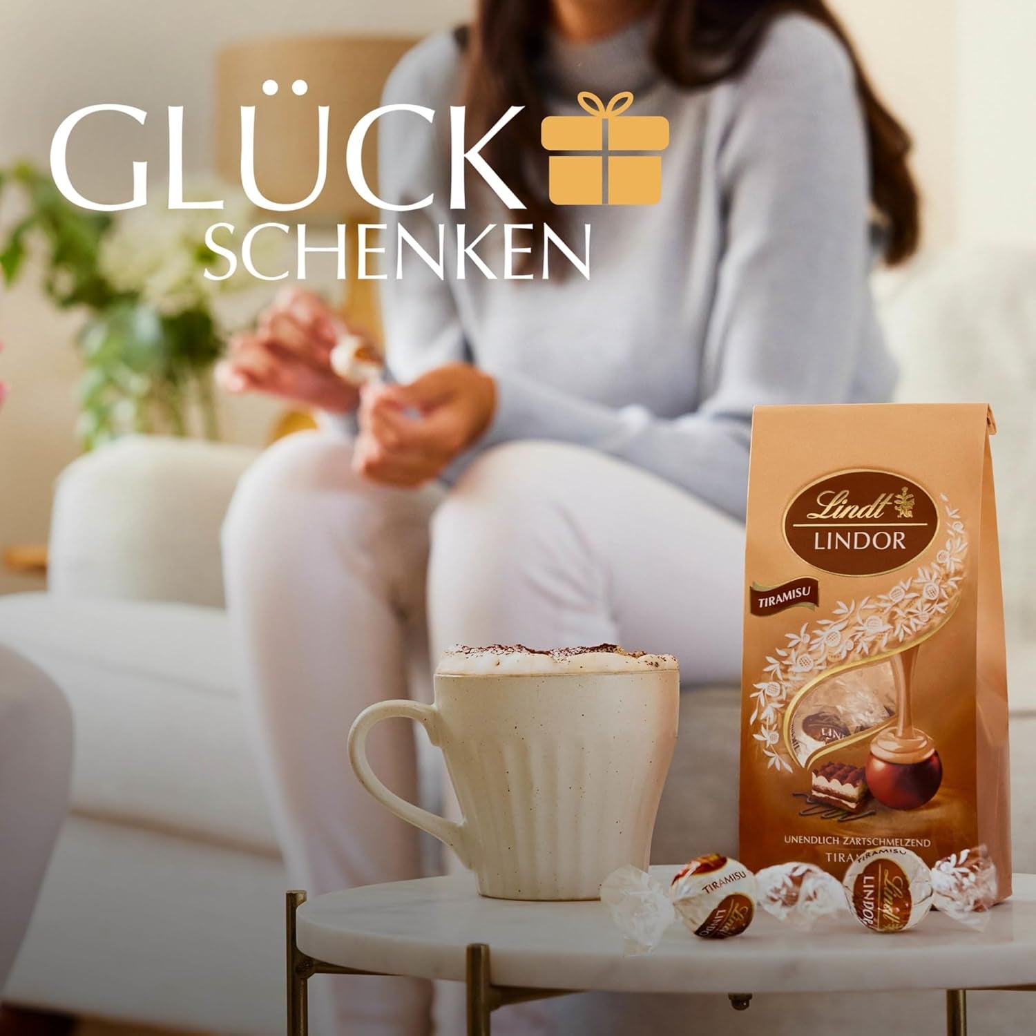 Lindt csokoládé | LINDOR Tiramisu táska | 137g | 11 tejcsokoládé golyó szájban olvadó tiramisu töltelékkel | Ajándék csokoládé