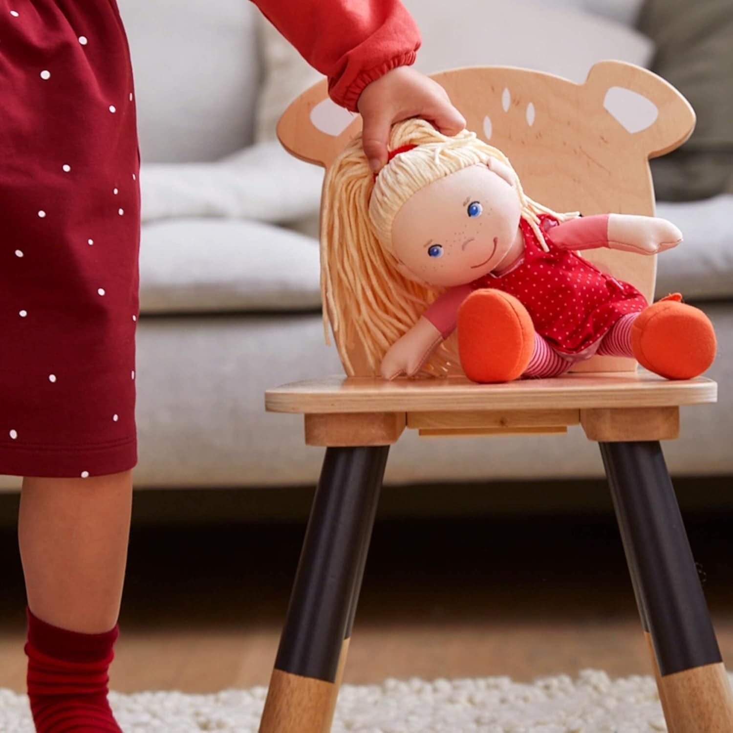 HABA 302108 - Păpușă Annelie, păpușă de cârpă cu haine și păr, 30 cm, jucărie de la 18 luni, roșu Papusi Naty Shop