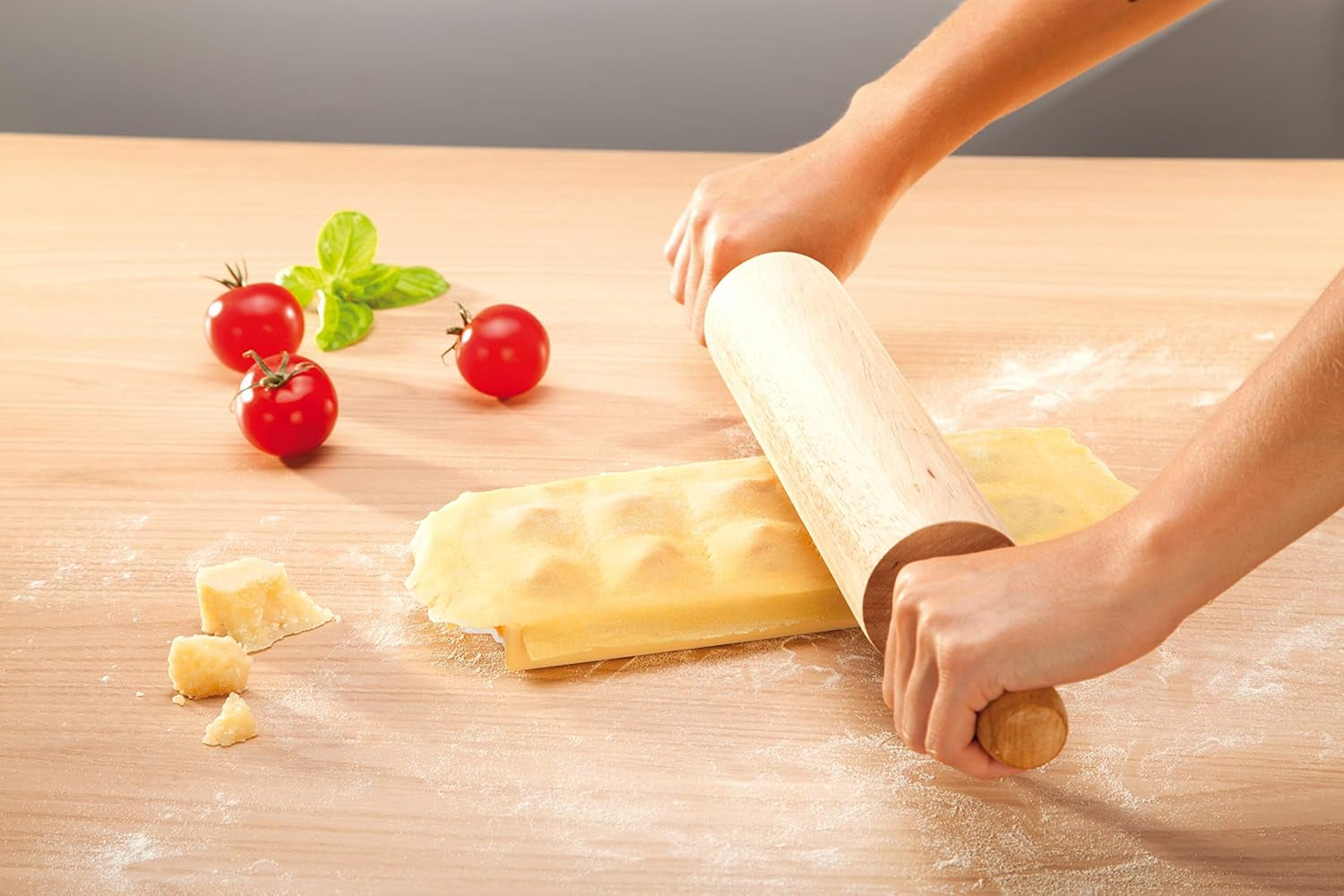 Formă Tescoma pentru ravioli rotunde, suport pentru 10 bucăți.