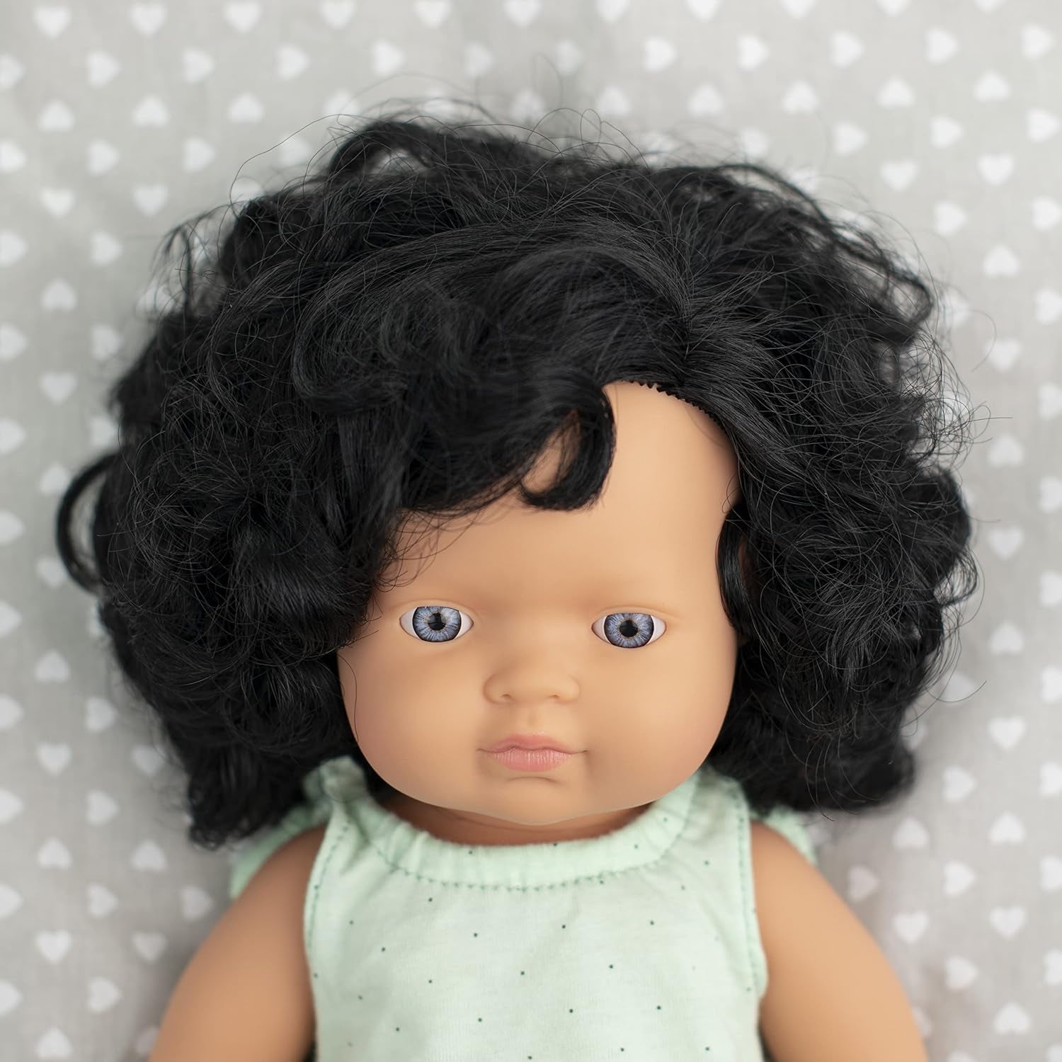 Miniland Dolls: europäische Babypuppe Mädchen mit schwarzen Locken, 38 cm, aus weichem vinyl, átlátszó Tüte. (31232)