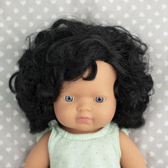 Miniland Dolls: europäische Babypuppe Mädchen mit schwarzen Locken, 38 cm, aus weichem vinyl, átlátszó Tüte. (31232)