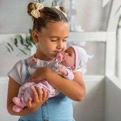 JC Toys- Berenguer Boutique 38 cm-es, valósághű Babystoffpuppe mit open/geschlossenen 10-teiliges Geschenkset mit Flasche, Rassel, Schnuller & Zubehör Rosa From 2 Jahren