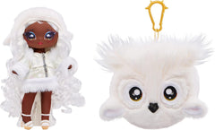 N/A! N/A! N/A! SurpriseCozy sorozat – Evie VON HOO – Schneeule Modepuppe aus softe Plüsch mit weissen Haaren, Mütze, Outfit und Flauschiger Anhäntagetasche – Tolles Geschenk für Kinder ab 5 Jahren 119357EUC