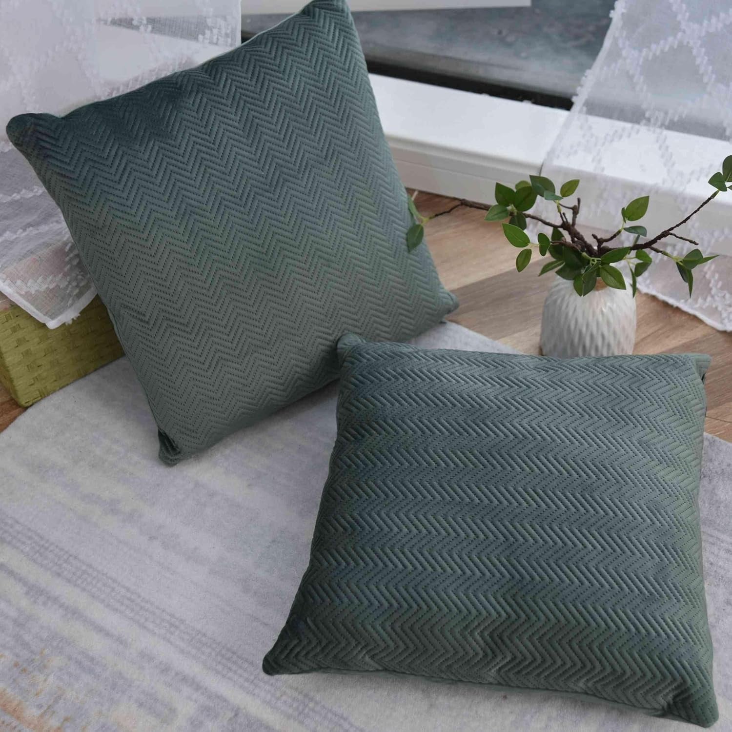 Cutie pentru perdele Pernă Pernă decorativă Lxw 45X45 Cm Verde Jacquard "Greta" Cu design în formă de heringbone Închidere cu fermoar ușor de întreținut Umplutură moale 320G - Varietate de culori, 2023510 Perne calatorie Naty Shop