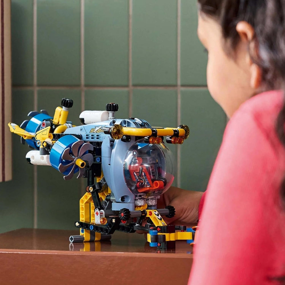 LEGO Technic mélytengeri felfedező tengeralattjáró építőjáték gyerekeknek 9 éves fiúknak és lányoknak Kreatív születésnapi ajándékötletek Építhető jármű forgó propelleres 42201 építőkészletek Besuche den LEGO-Store