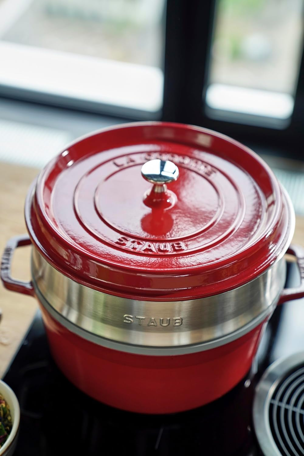 STAUB Gusseisen Bräter/Cocotte, Mit Dämpfeinsatz Aus Edelstahl, Rund 26 cm, 5,2 L, Aromaregen Funktion Für Optimale Befeuchtung, Für Alle Herdarten Inkl. Induktion & Backofen, Kirschrot, Rot Formák és tálcák sütéshez Naty Shop