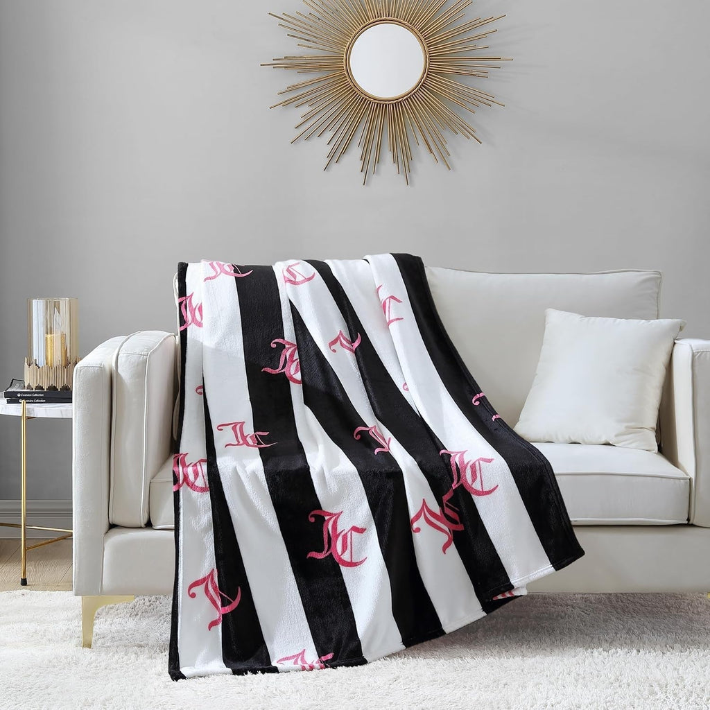 Juicy Couture Cabana Plush Throw Blanket, 127.7 X 178.8 Cm, pătură de lux din microfibră de pluș pentru confort maxim și căldură confortabilă Paturi si Cuverturi Juicy Couture