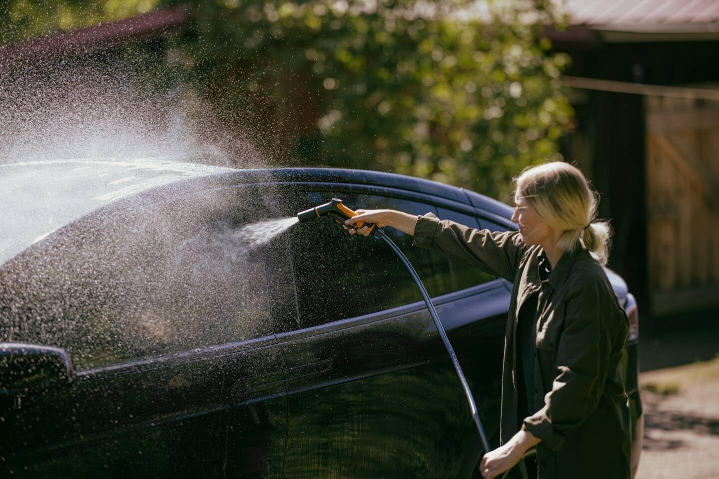 Furtun de grădină Fiskars ML, seria X, furtun de apă pentru udare manuală, 13 mm (1/2"), lungime: 25 m, racord universal, protecție UV, protecție la îngheț, rezistent la răsucire, albastru, 1076045