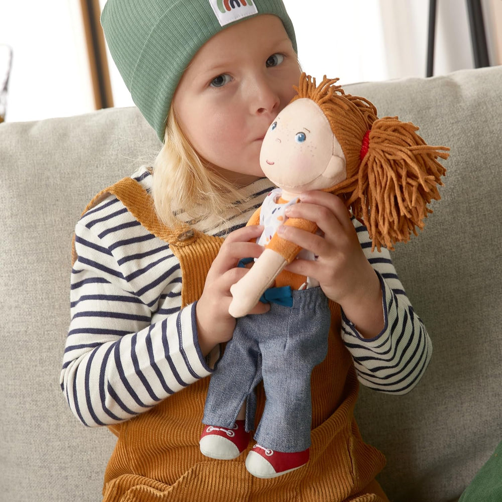 Păpușa HABA Malou - păpușă moale de 30 cm înălțime pentru joacă și îmbrățișare - Materiale moi și lavabile - Alternativă ideală la păpușile de pluș - Potrivită pentru copii de la 1,5 ani - 2010818001