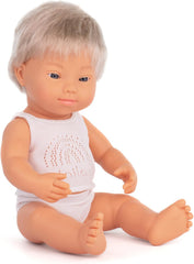 Miniland Dolls: europäische Babypuppe Junge, szőke, Down-szindrómás aus weichem vinyl, 38 cm, Unterwäschével bemutatva Geschenkboxban (31263)