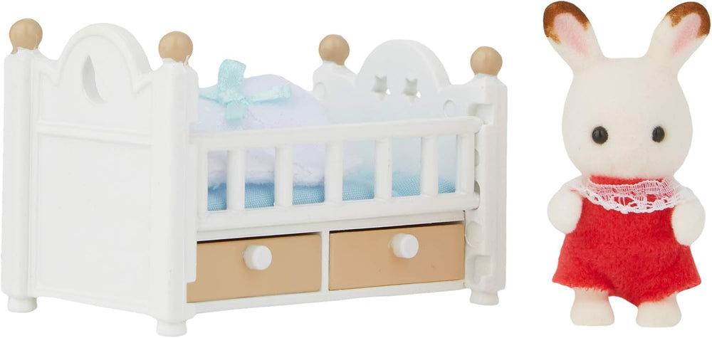 Sylvanian Families 5017 Schokoladenhasen Baby mit Babybett - Puppenhaus Spielset Mehrfarbig