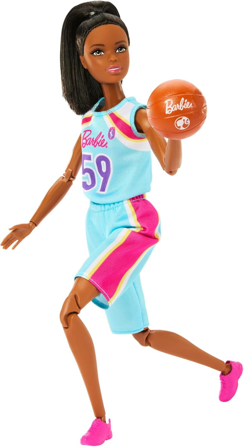 Păpușă Barbie Made to Move și accesorii, jucătoare de baschet brunetă cu rochie sport detașabilă și minge, 22 de articulații articulate, HKT74