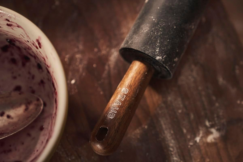 STAUB Teigroller, Nudelholz, Hossz: 45 cm, Rollbreite: 26 cm, Schwarzes BPA-freies Silikon és Akazienholz, Ergonomischer Griff, Schwarzes und Braun