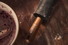 STAUB Teigroller, Nudelholz, Hossz: 45 cm, Rollbreite: 26 cm, Schwarzes BPA-freies Silikon és Akazienholz, Ergonomischer Griff, Schwarzes und Braun