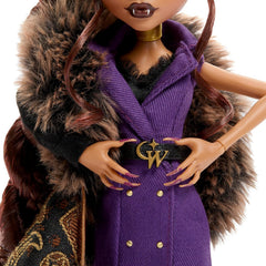 Monster High Puppe, Clawdeen Wolf House of Wolf Sammelfigur mit Kunstpelz-Jacquard-Mantel, violettem Blazerkleid, Pantaboots und goldenen Accessoires, JDR66