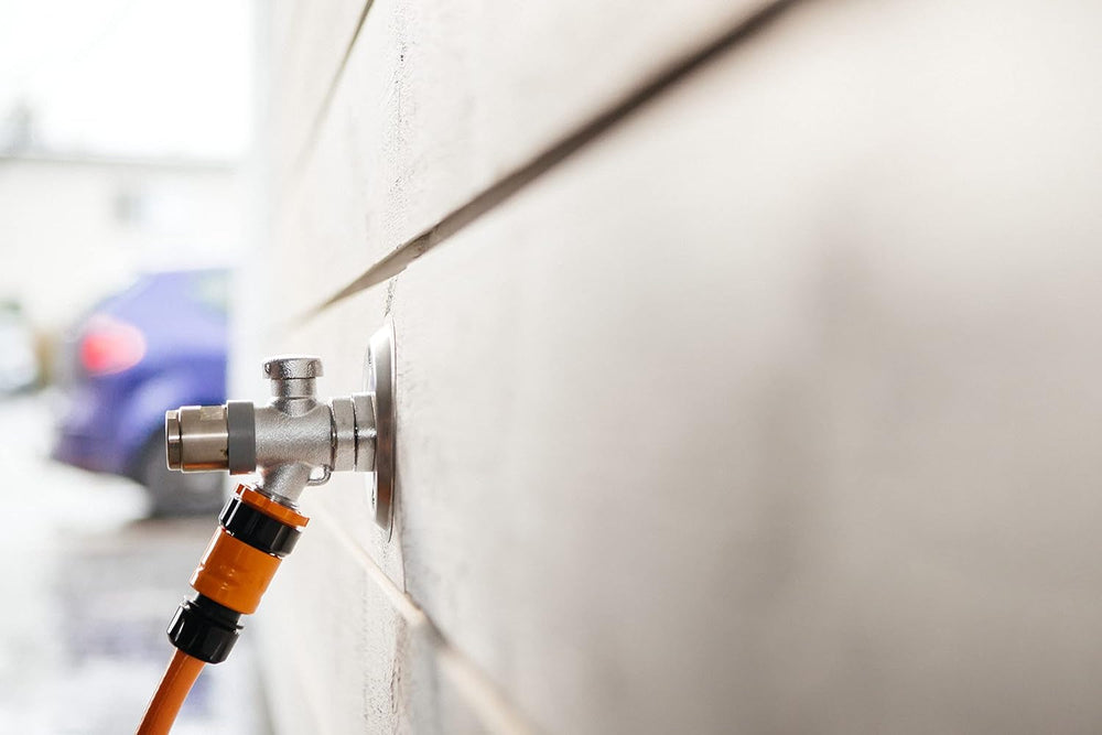 Conector multi-filet Fiskars, filet interior pentru diferite dimensiuni de robinet, pentru trei dimensiuni de filet Ø 21 mm (1/2"), Ø 26,5 mm (3/4") și Ø 33,3 mm (1"), 17 g, negru/portocaliu, 1027051