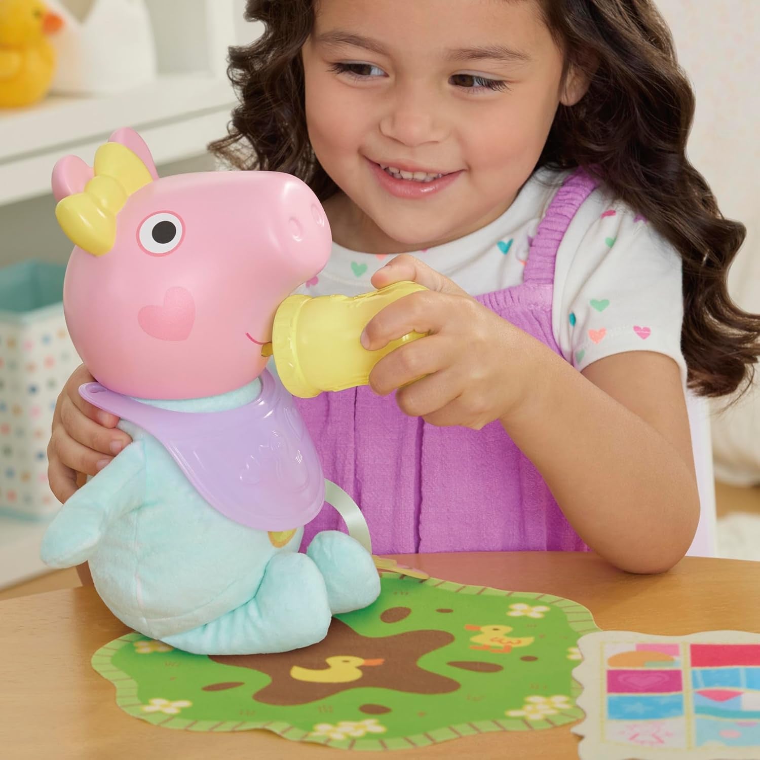 Peppa Pig Grunz und Kuschel Evie interaktive Babypuppe, 28 cm große Puppe für Mädchen mit 20 Geräuschen und vielen Funktionen, Spielzeug-Set für Kinder ab 3 Jahren