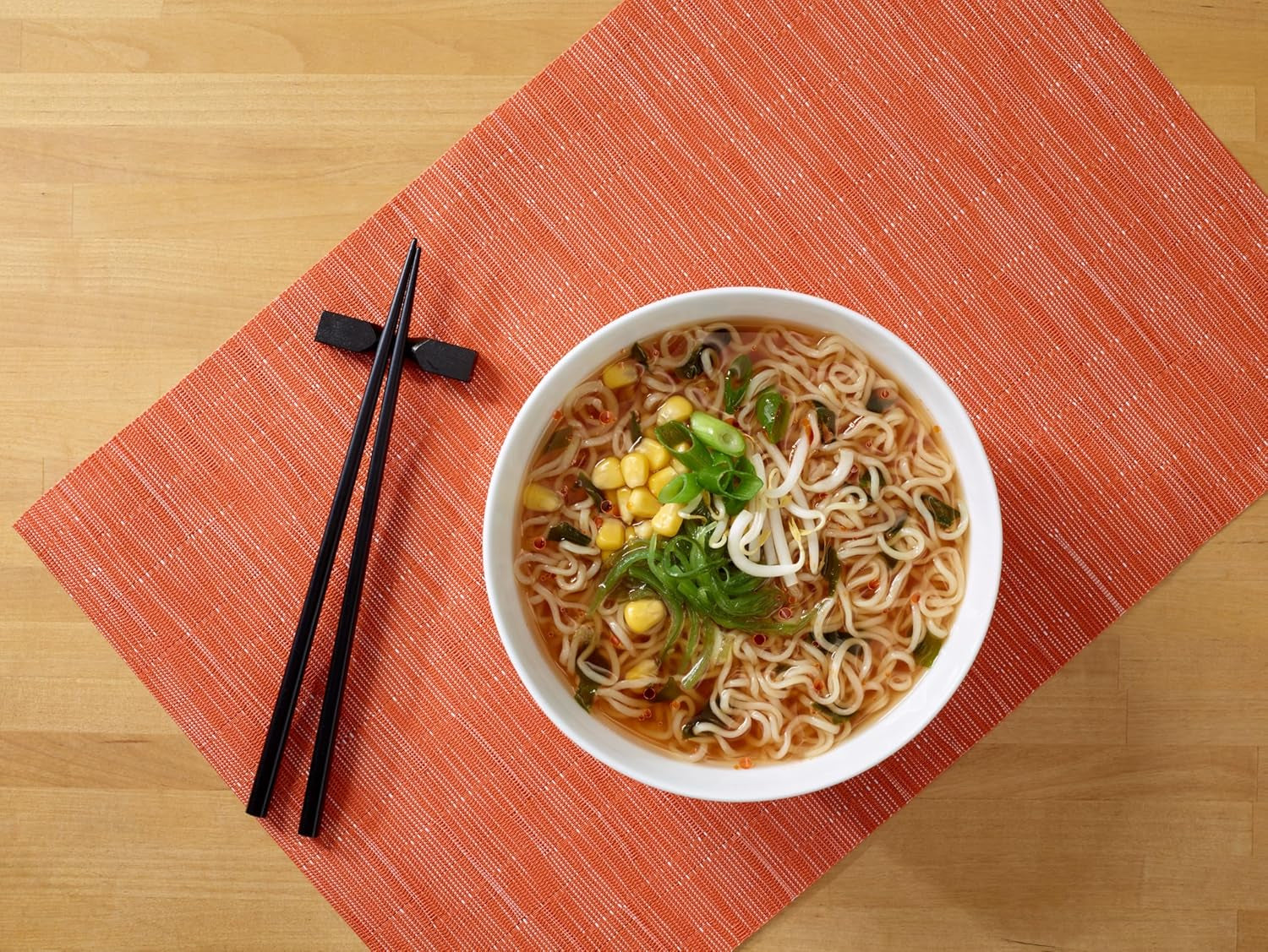 Nissin Ramen Premium - Miso Spicy 10 csomag japán stílusú, levegőn szárított instant tészta „Restaurant Style” Ramenhez, miso és wakame pehely enyhén fűszeres ízével (10 x 90,7 g)