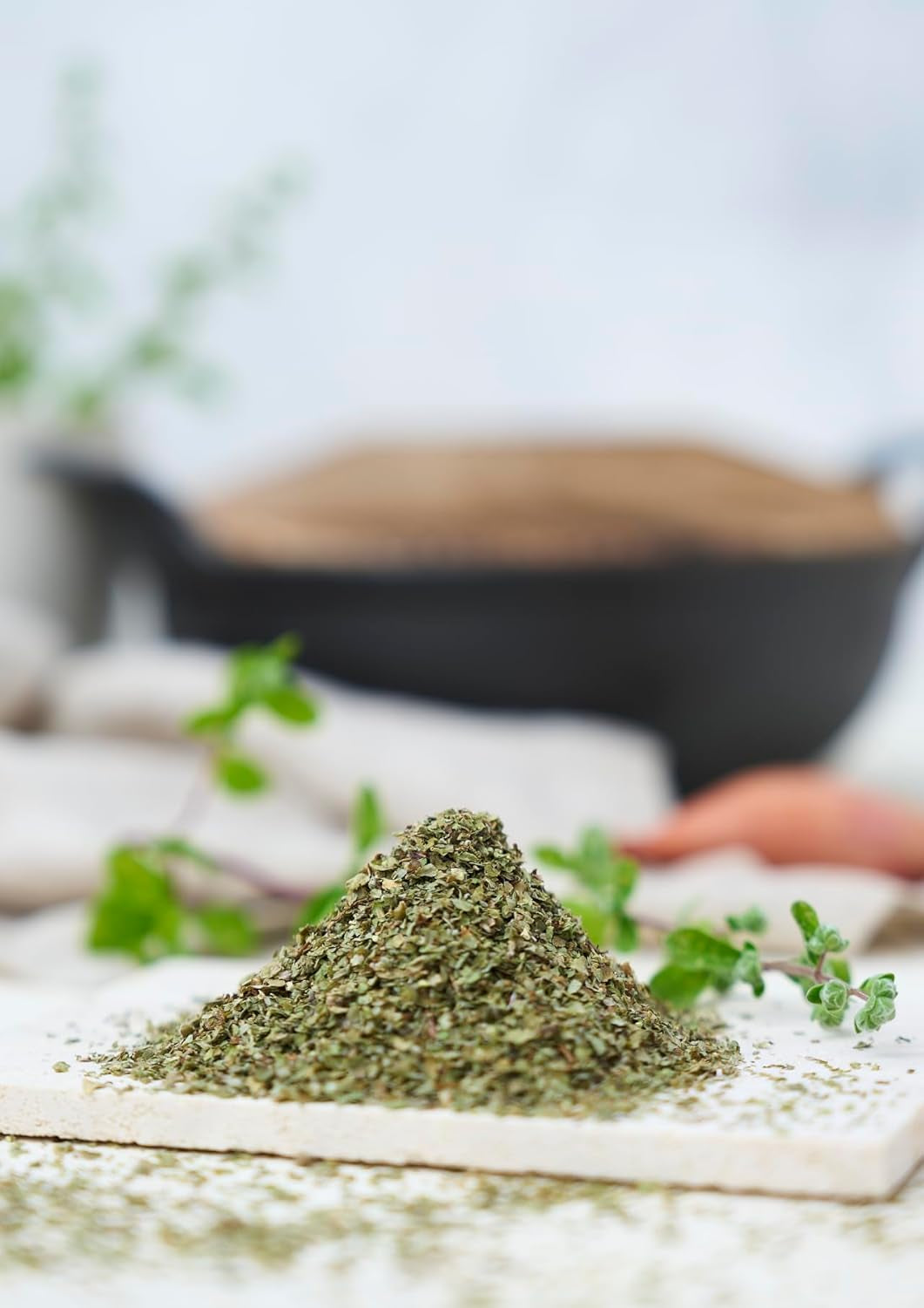 Fuchs Gewürze - majoránna gerebelt - zum Würzen von Kartoffelgerichten, Fleischgerichten oder Eintöpfen - természetes összetevők - 10 g wiederverwendbarerben, recyclebarer Dózis