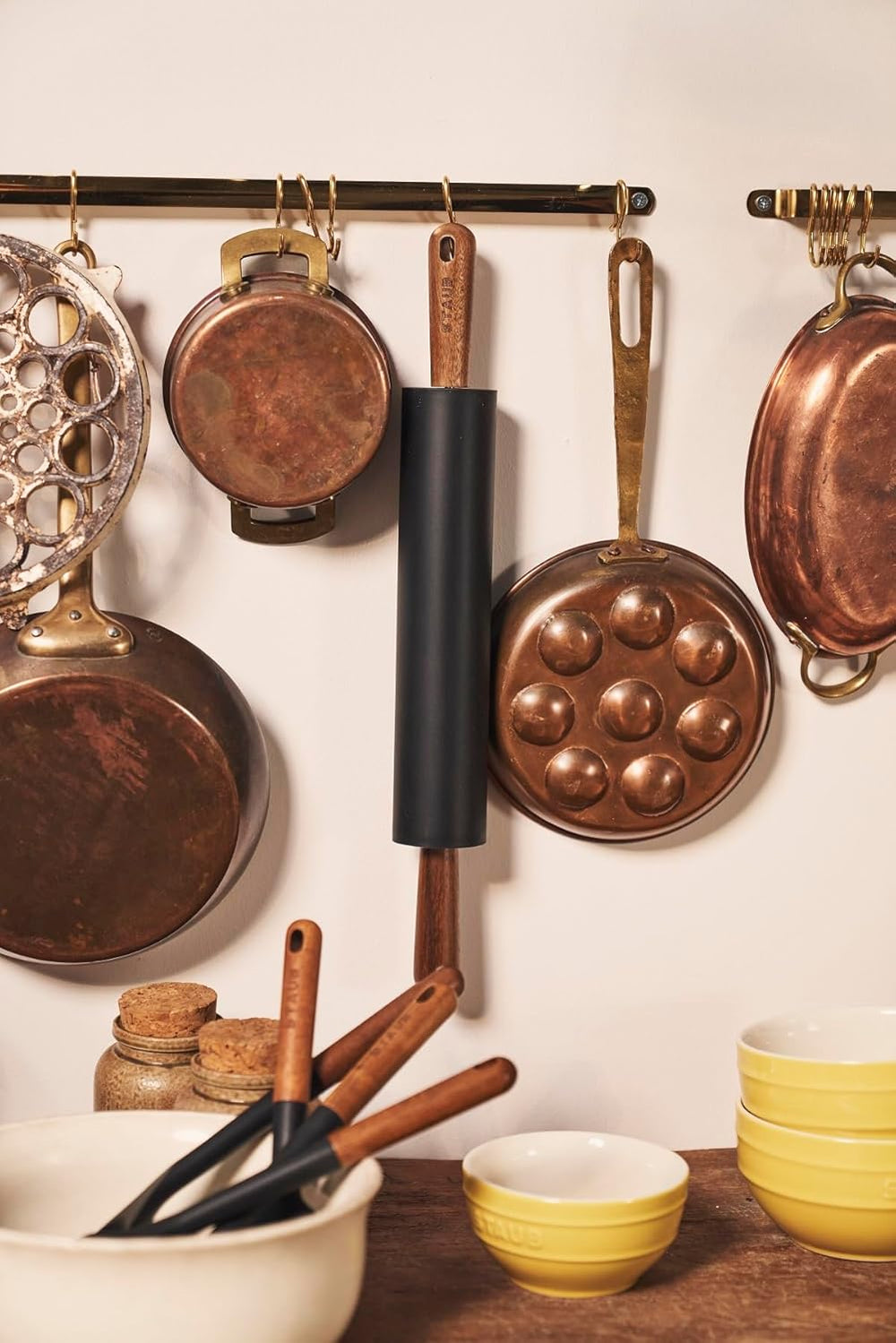 STAUB Teigroller, Nudelholz, Hossz: 45 cm, Rollbreite: 26 cm, Schwarzes BPA-freies Silikon és Akazienholz, Ergonomischer Griff, Schwarzes und Braun