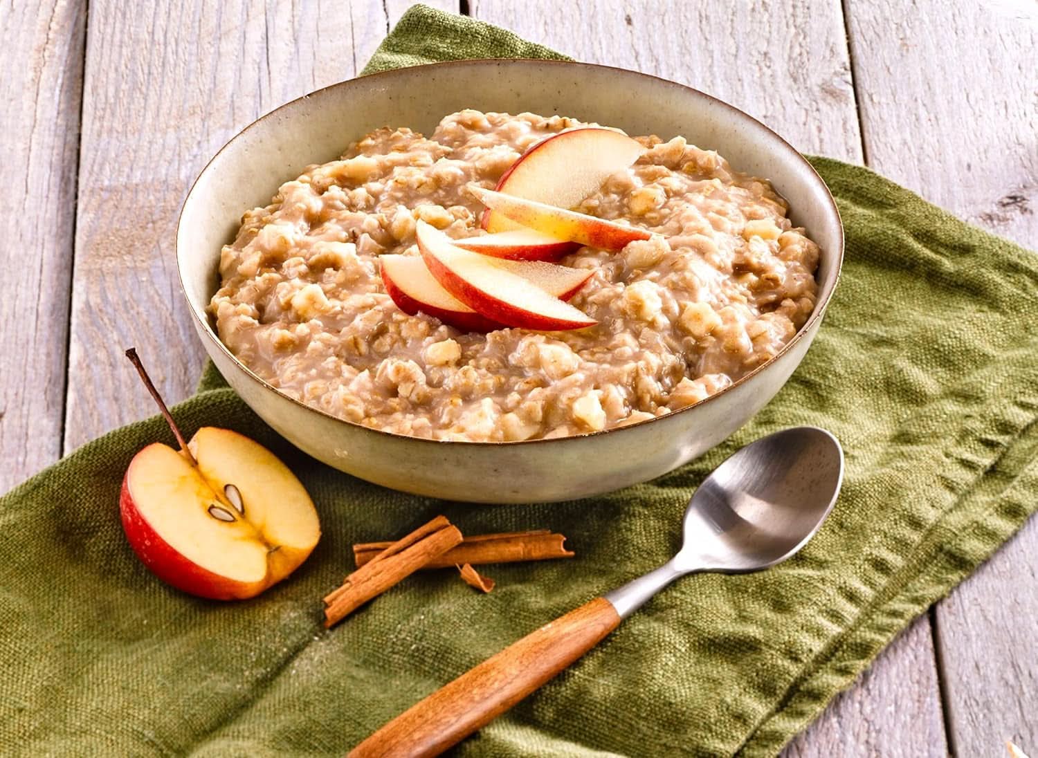 RUF Porridge Apple Cinnamon, cu fulgi de ovăz integral, aromă fină de scorțișoară și bucăți de mere uscate, 400 grame Cereale Naty Shop