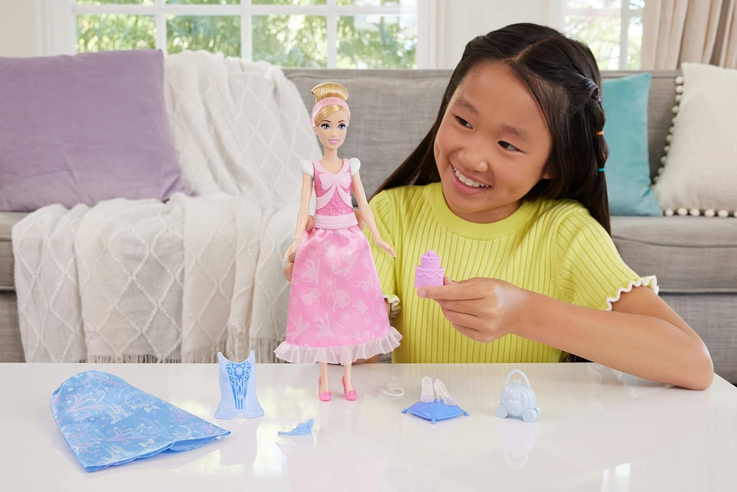 Mattel Disney-Princess-Spielzeuge, Hamupipőke-Modepuppe 2 Looks, 9 Accessoires, 2 Oberteile zum Anklipsen és 2 Röcke. 2-in-1-Geschichten inspiriert vom Disney-Film, JCR95